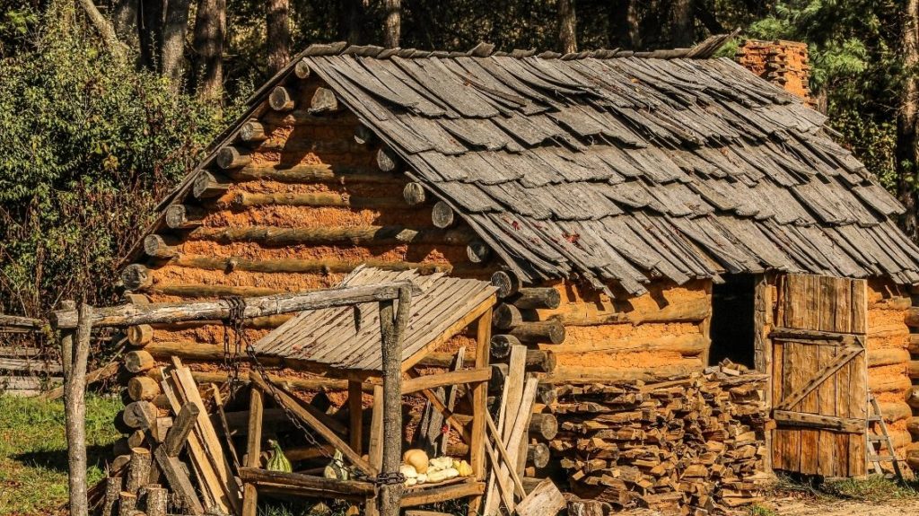 A brown wooden cabin 