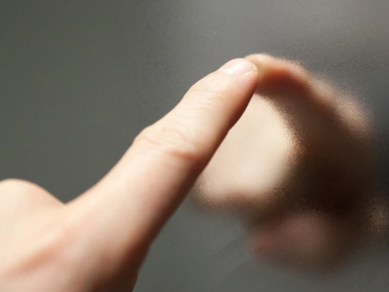 Strange Phenomenon of Liquid Skin Found on the Surface of Glass