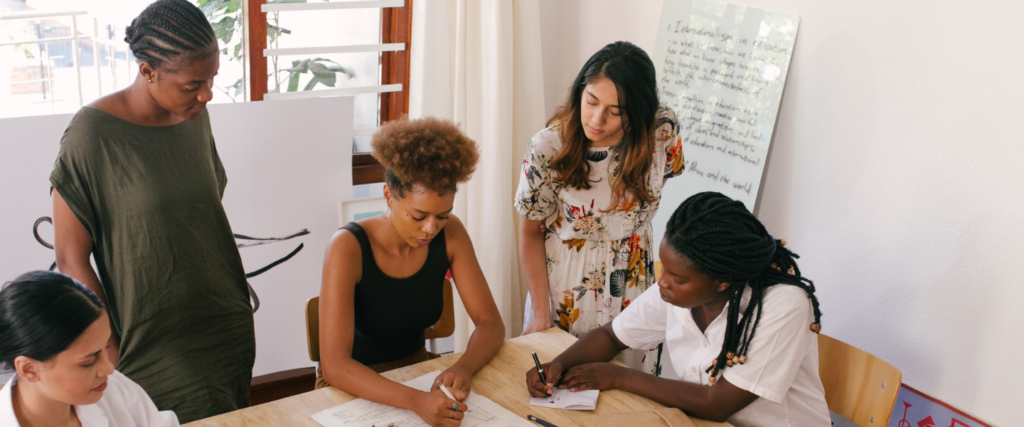 Trabalho em equipe na análise de dados para fornecer as melhores respostas.