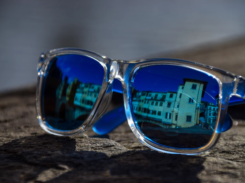 Illustrating the Electron Topology Using ‘3D Glasses’