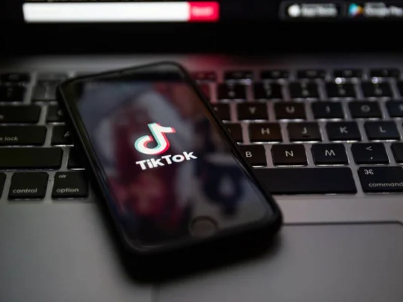 8 Minutes on TikTok Can Harm Young Women’s Body Image