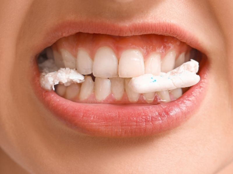 Study Finds Chewing Gum Releases Hundreds of Microplastics in Your Mouth