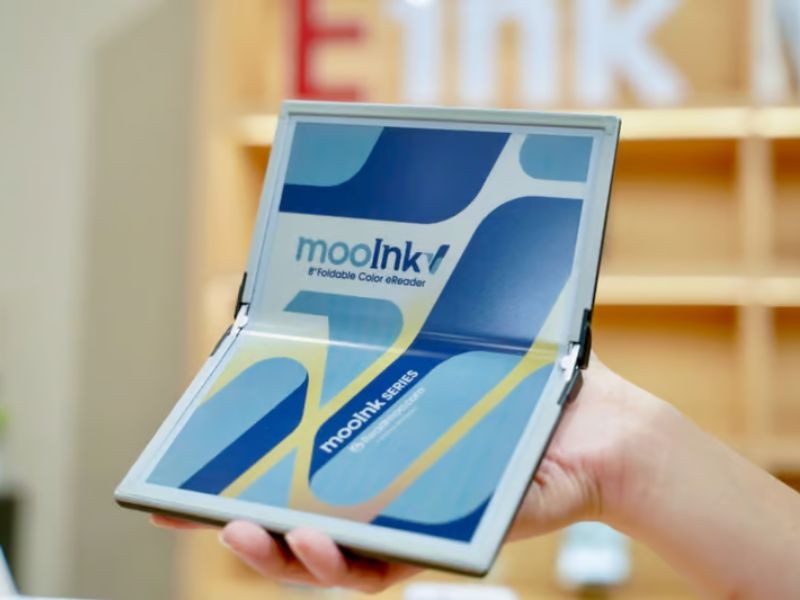 First Foldable Color E-Reader Makes Its Debut