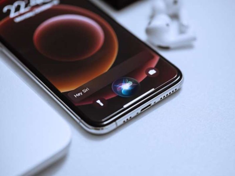 Apple May Tap Anthropic Or OpenAI For Siri In a Major Strategy Shift