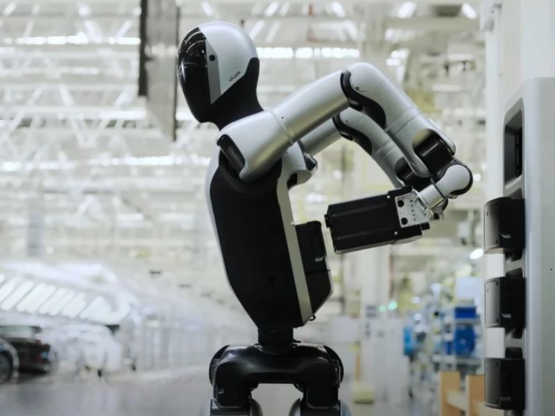 Humanoid Robot Replaces Its Own Batteries for Continuous 24/7 Operation