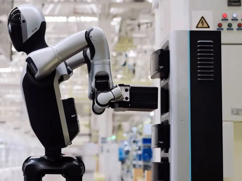 China Debuts Fully Autonomous Robot that Swaps its Own Battery