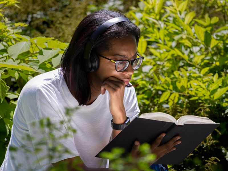 AI Is Rendering Books Less Relevant, Endangering Students’ Educational Growth