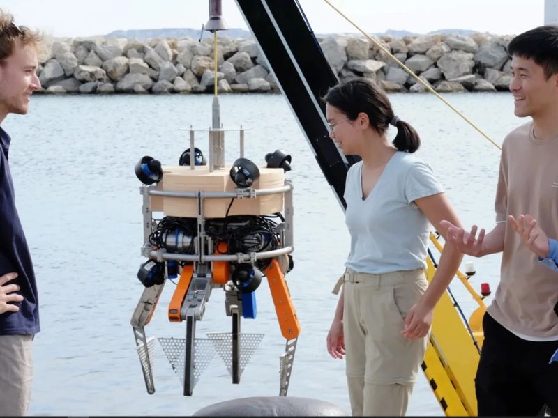 Autonomous Diving Robot Clears Seabed Trash