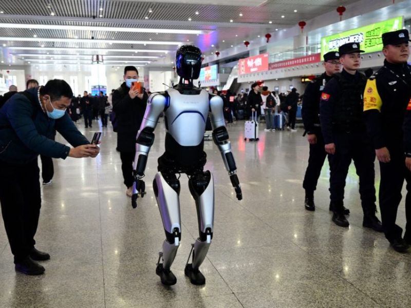 Chinese Robot Breaks 106 km World Record in Tech race