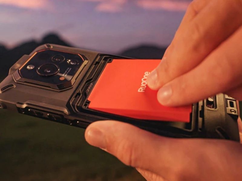 This Durable Phone Lets you Swap Batteries Without Powering off