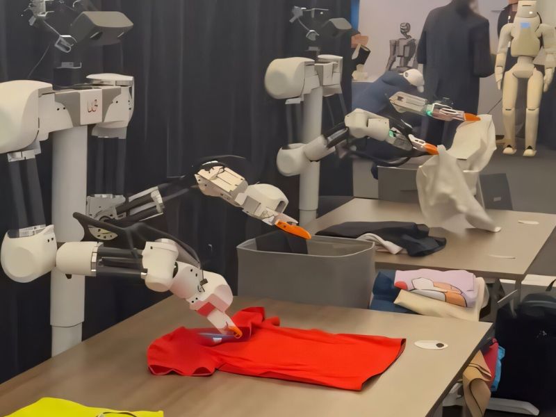 At a Silicon Valley Event, Robots Do the Laundry as Investors Back the Technology