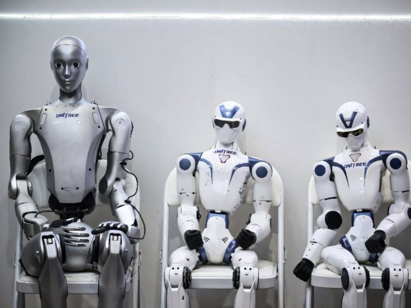 Robots can mix drinks and run marathons but still struggle to multitask They can mix cocktails, run marathons, and fold laundry, but despite marketing claims, humanoid robots are still far from reliably handling many different tasks on demand.