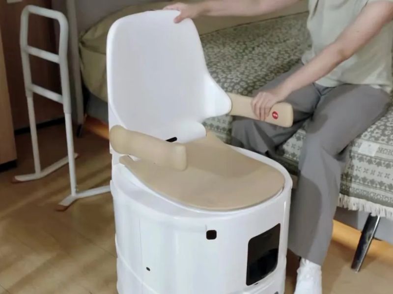 This autonomous robotic toilet drives itself to your location sem titulo